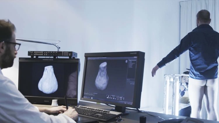 CEO und true fruits Gründer Marco Knauf beim 3D-Scan.